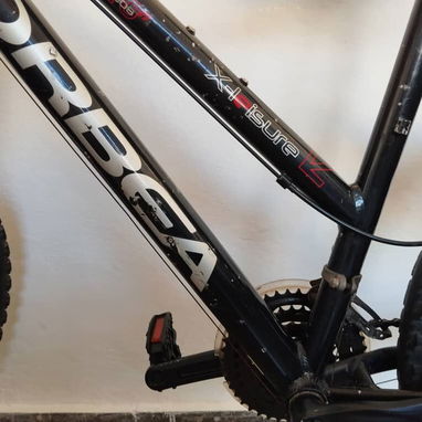Vendo bicicleta de montaña, Orbea Tuareg, con cuadro negro y diseño clásico. Rin 26 - 5/9