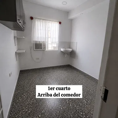 Se vende casa capitalista de puntal alto en Centro Habana con puerta a la calle - Img 126041218