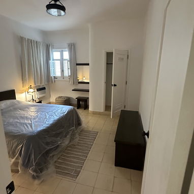 SE VENDE POR EL DUEÑO bello apartamento en Vedado ,  25 y J - Img 108274729