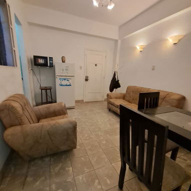 Rento en Vedado de forma lineal Apartamento de 1 cuarto en 17 y 18 2⁰ piso Amueblado y equipado - Img 120571802