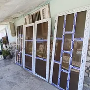 Carpinteria ,Marqueteria de aluminio, y cristal puertas ,ventanas , closet , Bajos de meseta ,paños fijos y más - Img 54686676