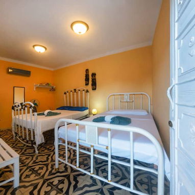 ¡Descubre el encanto colonial de Trinidad en el Hostal Tuto y Cari! - Img 92797766