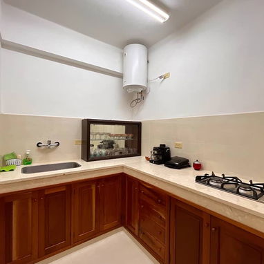 Renta apartamento de 2 cuartos Vedado corriente 24x24 ya 650usd  53582376 - Img 121702987