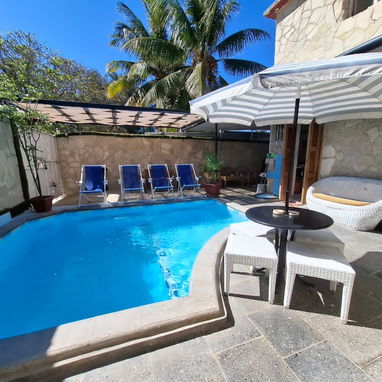 SE RENTA CASA DE 3 cuartos CON PISCINA A MEDIA CUADRA DE LA PLAYA DE GUANABO. 58858577 - 4/10