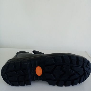 Vendo unas Botas italianas No. 42, negras, nuevas en su caja, resistentes a ácidos, grasas y combustibles. - Img 122136147