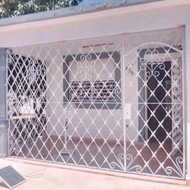 Se fabrican puertas, ventanas y rejas, pintadas con sus cristales y con su yale y trasporte incluido listas para poner - Img 122782217