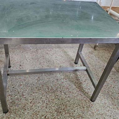 Se Vende Horno de Gas para pizzas y pan, Platos para hacer pizzas y 2 Mesas de acero inoxidable - 5/5