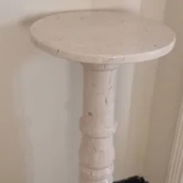 Pedestal de mármol beige con base redonda o cuadrada, mide un metro. - Img 55632615