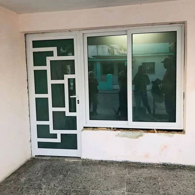 Realizamos todo tipo de diseños modernos en carpintería de aluminio 🪟 y cristal 🔮montaje y transportacion free - Img 118830896