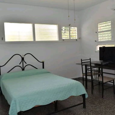Casa independiente en Siboney con amplio patio, garaje para varios autos, 4 cuartos 3 baños - 6/10