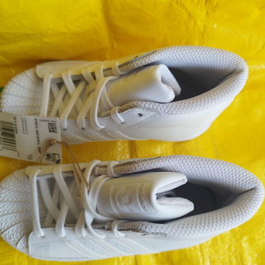 En venta un par de zapatos blancos marca Adidas para niño/niña - Img 112636730
