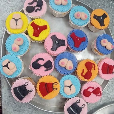 Cake de fondan con mensajería incluida y minicake. Especial para despedida d soltero o aniversarios - Img 117058186