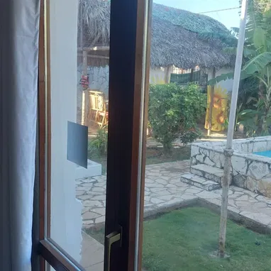 Se vende casa independiente con piscina, garaje con permiso de renta con superficie de500m² - Img 118277502