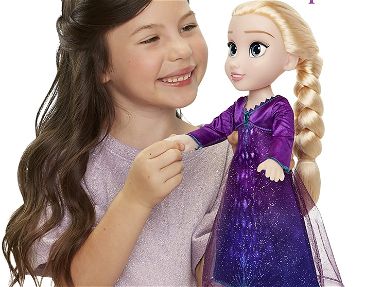 Muñeca Disney Frozen 2, Elsa Edición Especial canta en 4 idiomas "Hacia lo desconocido"+ 14 Frases + Luces en el vestido - Img 56668520