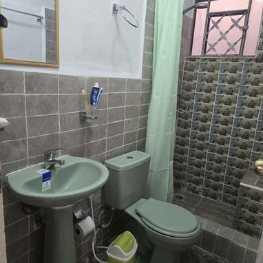Venta de hermoso apartamento en edificio de microbrigada en el Vedado, cercano a las céntricas esquinas de 23 y 12 !!! - Img 108780992