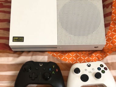 Xbox One X con dos mandos - Img main-image-45787391