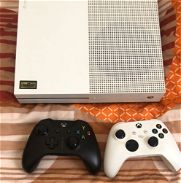 Xbox One X con dos mandos - Img 45787391
