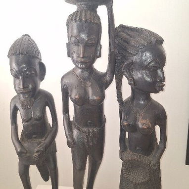Juego de 3 estatuas africanas de madera. - 2/2