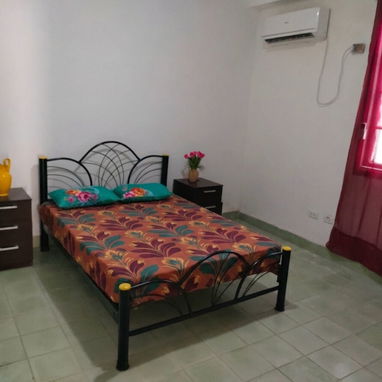 Playa. Rento Casa en bajos de biplanta de 3 cuartos con portal y garage. Alquiler Lineal Garantizado. Se aceptan niños - Img 124018463