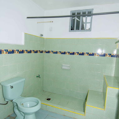 Se vende amplia casa de 3 habitaciones con garaje doble en La Habana,Reparto Martí (Cerro), cerca de Ciudad Deportiva . - Img 125834002