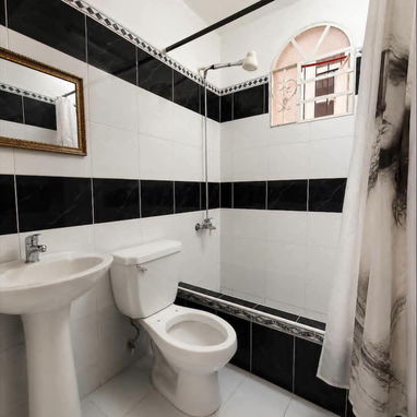 Ref# 76.Espectacular casa semi independiente todo de lujo con dos cuartos en oferta. Oportunidad de inversión!!! - Img 126098496