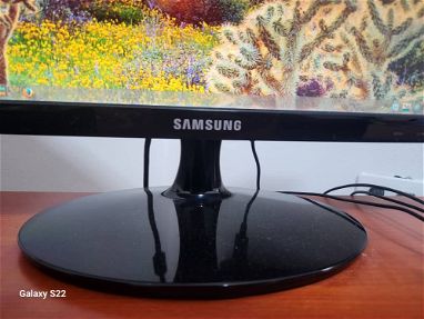 Vendo computadora (PC) de escritorio (con Mesa incluida, Teclado,Monitor de 20 pulgadas, mouse y Vocinas - Img 65875527