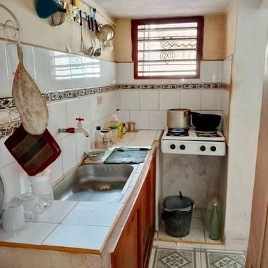 CASA EN BAJOS CON JARDÍN, CARPOCH Y PATIO DE TIERRA EN NUEVO VEDADO!!! - 7/9