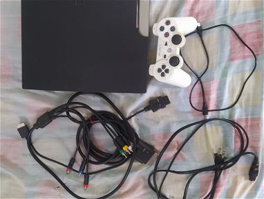 PS3 pirateado de 320 GB con un mando y cables - Img 65629563