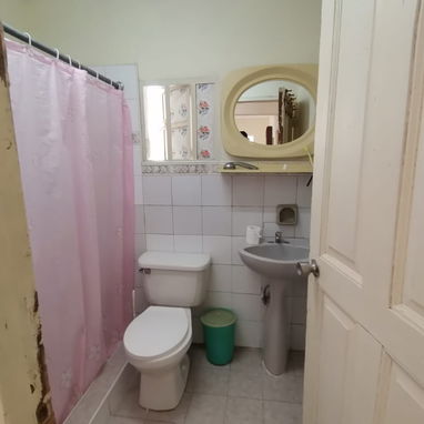Casa Independiente en el vedado de dos plantas  de 3/4 y 2 baños. - Img 119743818