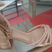 Tacones dorados de tacon bajo. Interesados en saber mas escribir al pv - Img 55719429