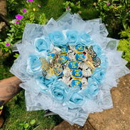 Ramo azul de rosas eternas con bombones disponible - Img 55853326