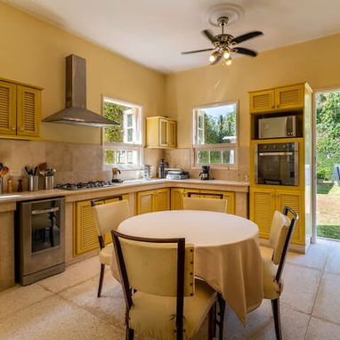 Edificio nuevo en La Habana, Cuba. Capacidad para 3 personas, 4 habitaciones, 4 camas, 5 baños. Disponible para la venta - Img 122920635