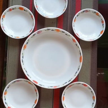 Juego de 5 dulceras pequeñas con dulcera grande, de cerámica blanca decorada  con flores. - 2/2