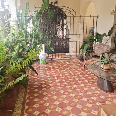 Renta de casa independiente en Vedado para negocio - Img 127721074