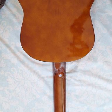 Vendo guitarra acústica poco uso con su funda y cuerdas de repuesto - Img 124616796