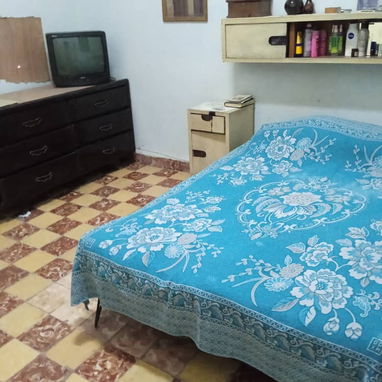 _ "$13.000usd CON AJUSTE. En venta  casa-apartamento interior, el 1ro de un  pasillo de 5 aptos en Lawton, 10 de  Octubr - 3/6