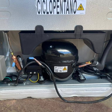 Refrigerador Hisense de 7.27cuft con dispensador de agua ($370) - 6/9