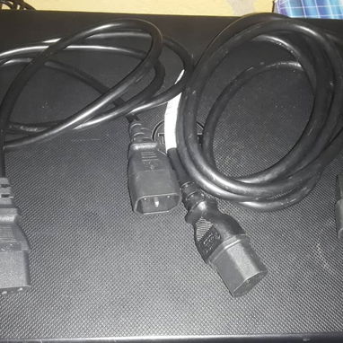 Back-UPS APC Pro 550 de 6 tomas, con batería y con 2 cables para conectar 1 PC y 1 Monitor en 85 USD - Img 118137617