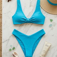 Trusa bikini azul turquesa brillante con lazo, talla M. Conjunto minimalista de dos piezas con top de escote en V pronun - Img 56105229