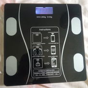 Pesa/ báscula digital inteligente para el control de peso corporal. •Soporta hasta 180kg (396lb), solo 4 meses de uso - Img 57167261