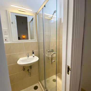 🏠 Hostal En El Vedado. 💡 Energía Eléctrica las 24 horas. 💰 Precios económicos por noches desde 25 usd. - Img 118029109