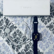 Vendo mi Apple Watch Series 9 de 45mm con 95% de batería + cover protector. No tiene ningún arañazo. Se vende sin el tra - Img 53265591