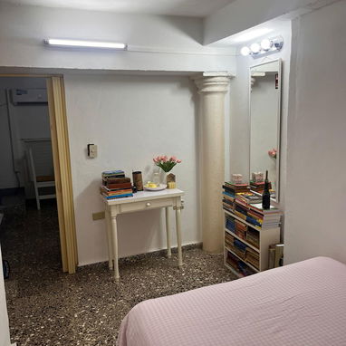 Se vende un apartamento en edificio colonial Habana Vieja📍🏡 Características ^ * Es puerta ca - Img 124705326