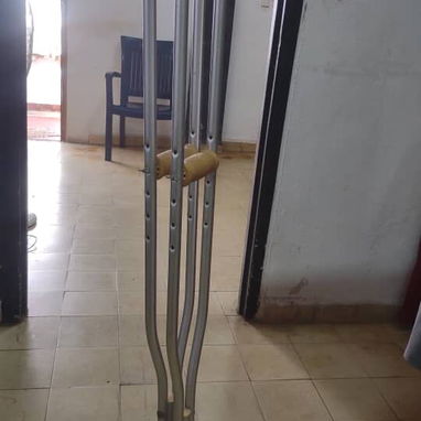 Pareja de muletas como nueva - Img 123270424