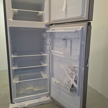 Refrigerador Hisense de 7.27cuft con dispensador de agua - 2/3