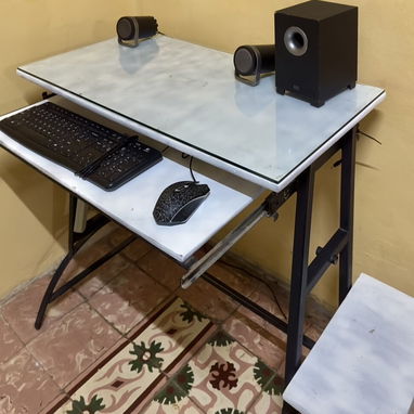 Mesa de computadora + Incluyo mouse, teclado y bocinas - 2/2