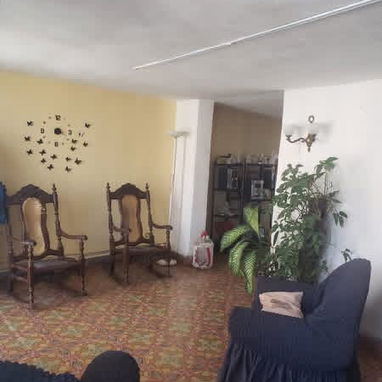 Se vende casa de 2 plantas a una cuadra de la calzada de 10 de Octubre - 2/10