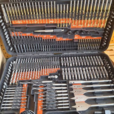 Kit de barrenas, puntas y accesorios de 246 piezas para perforación y atornillado en madera, metal y mampostería. - Img 122787377