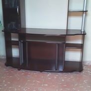 Multimueble color caoba oscuro con un compartimiento con puerta de cristal tipo vitrina. Jaimanitas, playa. - Img 51609620