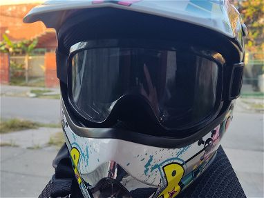 Vendo casco de Moto Cross certificado con sus gafas y guantillas - Img main-image-45654615